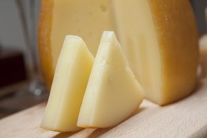 ogni coltello specifico per formaggio